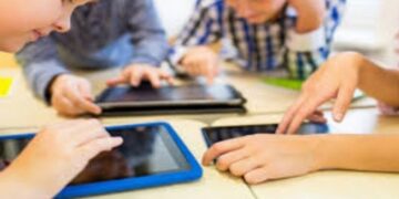 Begini Membiasakan Anak Fokus Makan Tanpa Gawai 7 Ilustrasi anak bermain gawai. (net)