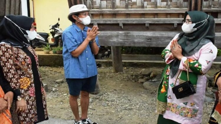 Sutradara kondang Riri Riza (dua kiri) saat bertemu dengan Ketua TP-PKK Solok Selatan, Erniati Khairunas (kanan) di Kawasan Saribu Rumah Gadang, Kabupaten Solok Selatan, Sumatera Barat, Rabu (13/10/2021). (ANTARA/HO-Humas Solok Selatan)