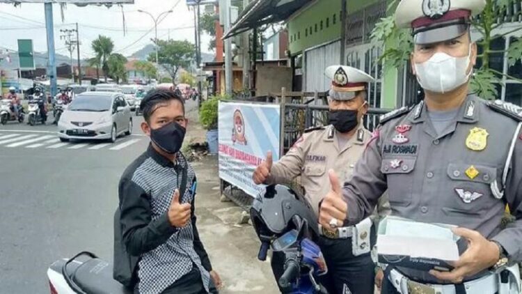 Satlantas Polresta Padang bagi masker saat Operasi Patuh Singgalang 2021 digelar.