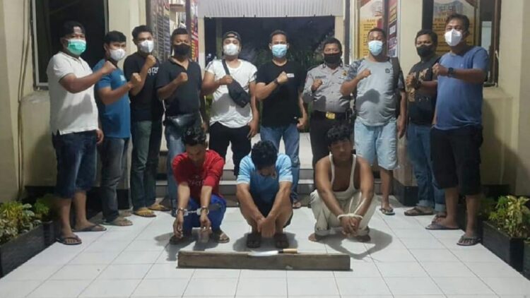 Ayah dan anak diciduk tim Phyton karena terlibat penganiayaan.