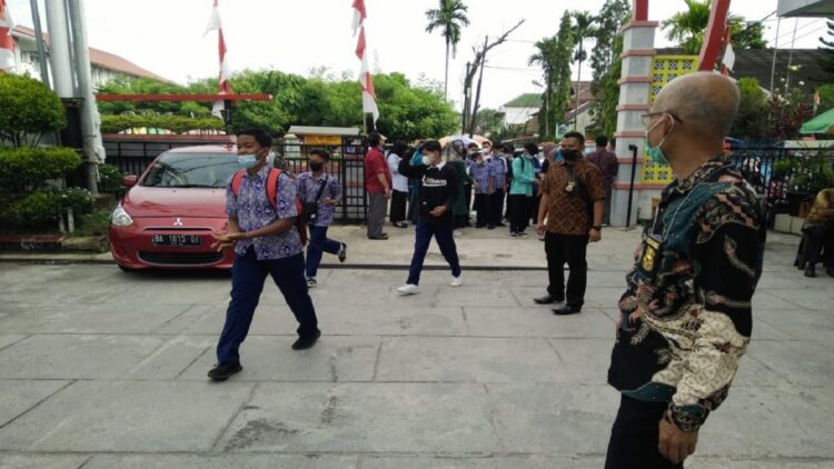 Alhamdulillah! Vaksinasi Mobile Polresta Padang di SMKN 6 Padang Dipadati Massa 1 Vaksinasi Polresta Padang di SMKN 6 disambut antusias siswa dan masyarakat.