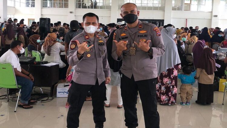 Vaksinasi massal di Polsek Kawasan BIM.