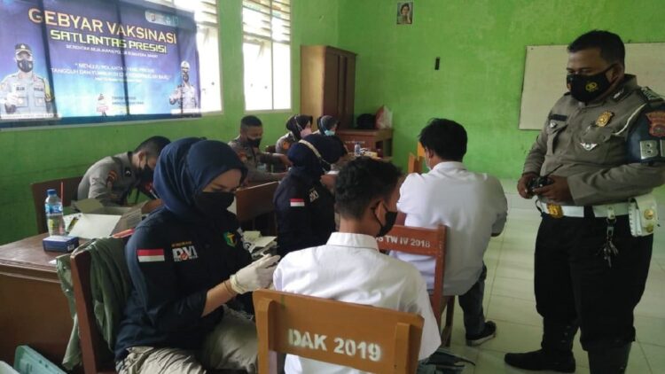 Vaksinasi Satlantas Polresta Padang Disambut Antusias Masyarakat 1 Terlihat Unit BM Satlantas Polresta Padang memantau vaksinasi yang dilakulan oleh Satlantas Polresta Padang.