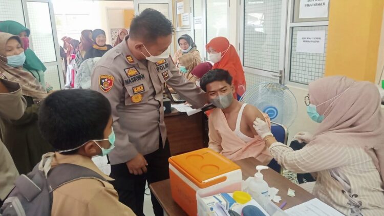 Vaksinasi pelajar di Sungai Limau.