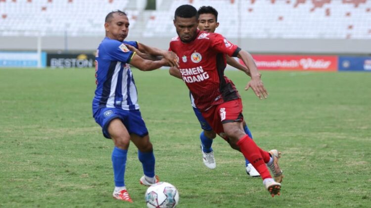 Aksi Vendry Mofu melewati pemain PSPS Riau. (MO Semen Padang FC)