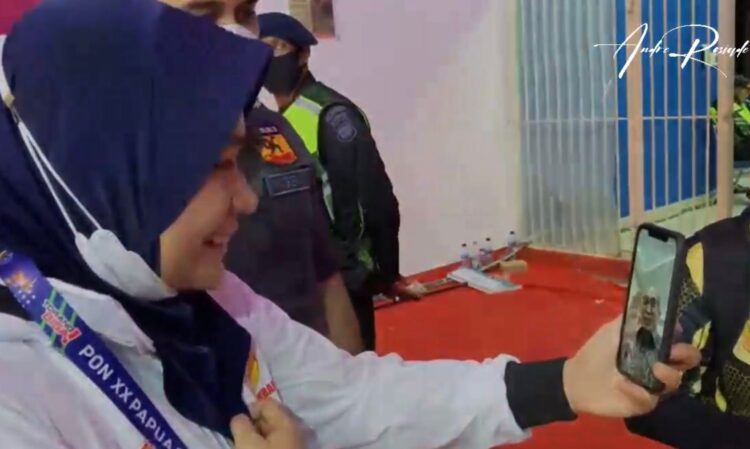 Karateka Sumbar Fadila Rahmi Raih Perak PON, Ketua FORKI Andre Rosiade: Alhamdulillah 1 Ketua FORKI Sumbar Andre Rosiade memberikan semangat dengan melakukan video call langsung dengan peraih perak Fadila Rahmi.