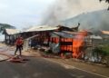 Dua Warung Terbakar Hebat di Samping Istano Basa Pagaruyung