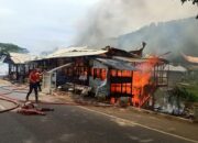 Dua Warung Terbakar Hebat di Samping Istano Basa Pagaruyung
