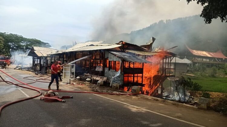 Kebakaran dua warung di sebelah Istano Basa Pagaruyung, Tanah Datar.