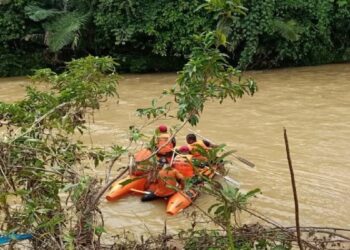 Terseret Arus saat Seberangi Sungai Batang Momong, Warga Dharmasraya Hilang