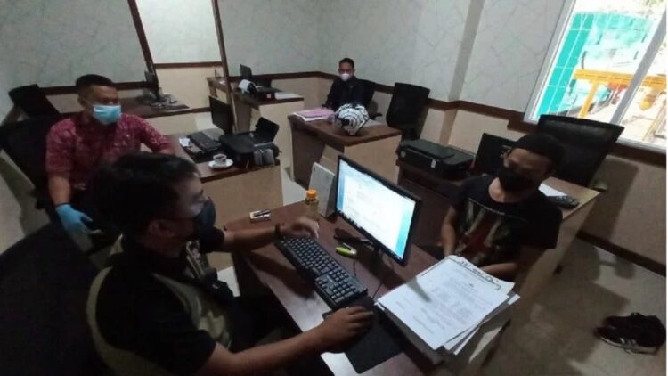 Pelaku pembunuhan "Kasus Obay" saat diperiksa. (Antarasumbar/Al Fatah)