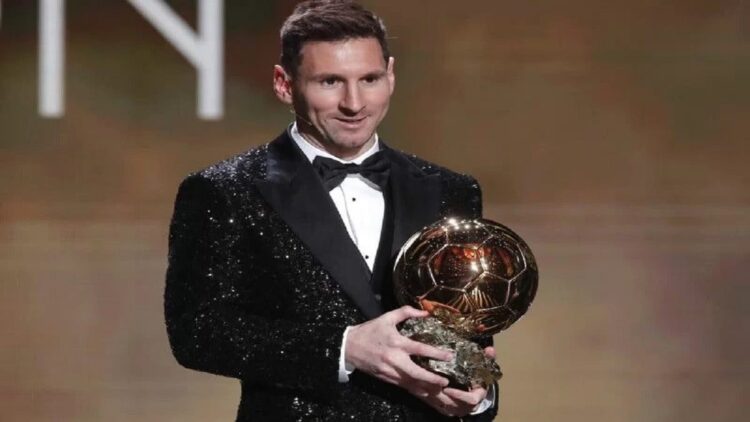 Ketujuh Kalinya, Messi Raih Ballon d'Or sebagai Pemain Terbaik Dunia 1 Pemain Paris St Germain Lionel Messi meraih Ballon d'Or ketujuh kalinya di Theatre du Chatelet, Paris, Prancis, 29 November 2021. (REUTERS/BENOIT TESSIER)