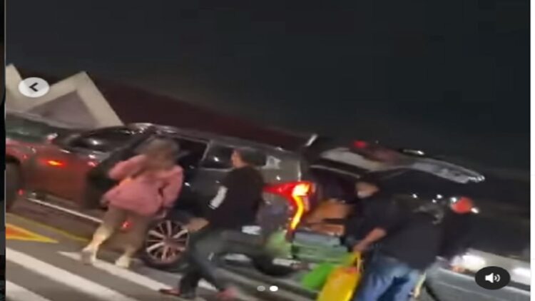 Viral, Aksi Wanita Ngaku Anak Jenderal TNI Ribut dengan Ibunda Arteria Dihujat Warganet 1 Wanita yang mengaku anak Jenderal masuk mobil usai ribut dengan ibunda anggota DPR Arteria Dahlan. (Instagram @ahmadsahroni88)