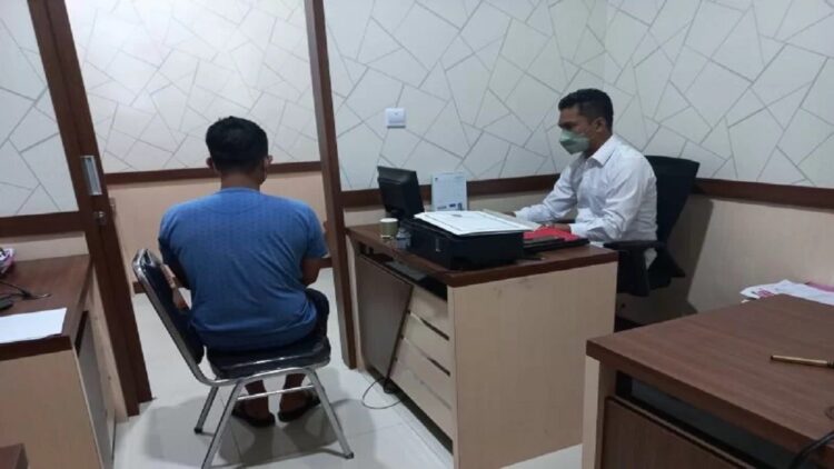 Terima Tawaran Rp1,2 Juta dari Pelaku, Korban Human Trafficking di Bukittingi Ngaku Terpaksa karena Ini! 1 Pelaku tindak pidana perdagangan orang saat diperiksa di Polres Bukittinggi. (Antarasumbar/Al Fatah)