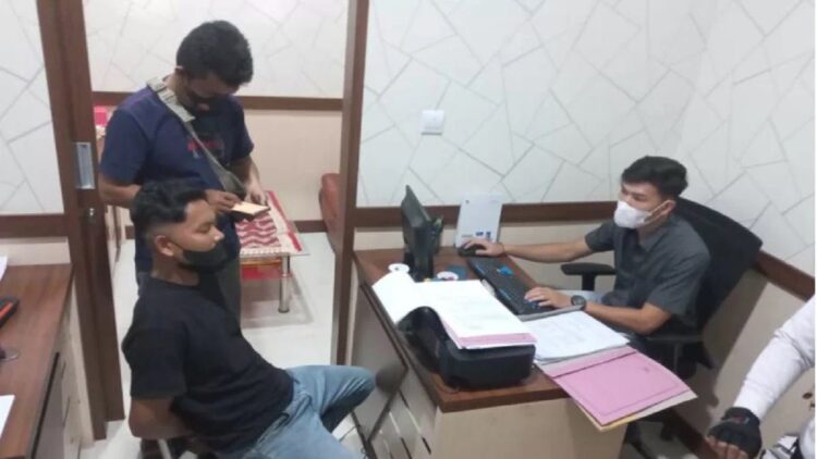 Pelaku KDRT yang mengakibatkan istri meninggal saat diperiksa di Polres Bukittinggi. (Antarasumbar/Al Fatah)