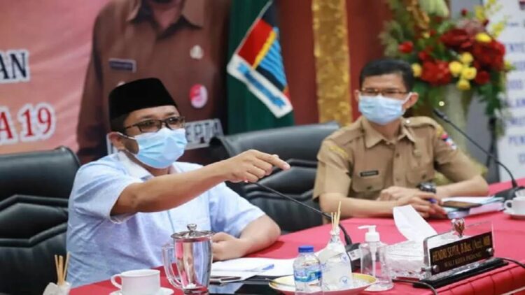 Wali Kota Padang Hendri Septa (kiri) bersama Kepala Dinas Pemberdayaan Perempuan Perlindungan Anak Pengendalian Penduduk dan Keluarga Berencana Kota Padang Editiawarman (kanan). (ANTARA/HO-Pemkot Padang)