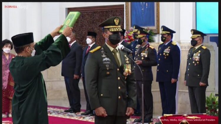 Presiden Joko Widodo (Jokowi) resmi melantik Jenderal TNI Andika Perkasa sebagai Panglima TNI di Istana Negara, Rabu (17/11/2021). (IST)
