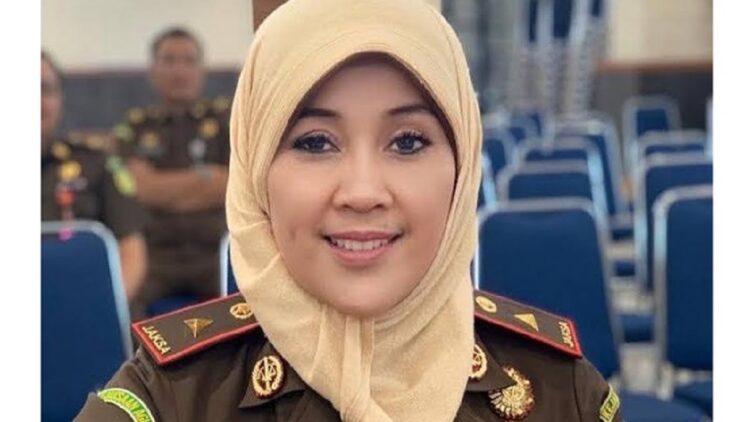 Diduga jadi Istri Kedua Jaksa Agung, Direktur Pengamanan JAMIntel Dilaporkan ke KASN 1 Direktur Pengamanan Pembangunan Strategis pada Jaksa Agung Muda Intelijen (JAMIntel) Kejaksaan Agung (Kejagung) Mia Amiati dilaporkan ke KASN. (net)