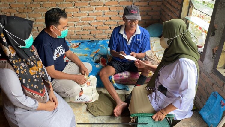 Andre Rosiade Bantu Tukang Besi yang Terkena Sakit Gula di Padang 1 Pengurus DPD Gerindra Sumbar menyerahkan bantuan dari Andre Rosiade kepada Idris yang menderita sakit gula di Balai Baru, Kuranji, Padang. (IST)