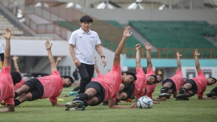 Pelatih tim nasional Indonesia Shin Tae-yong saat sesi latihan. (net)