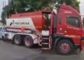 Aksi Truk Tangki Pertamina “Kencing” di Jalan Viral