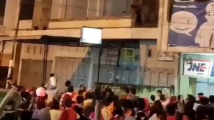 Maling Keciduk di Atas Ruko, Aksinya Mencoba Kabur Layaknya Spiderman 1 Maling di atas ruko dikepung warga. (Sumber : Instagram/lintas.patroli)