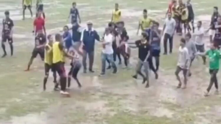 Video pertandingan sepakbola di Bekasi berakhir ricuh. (Sumber: Instagram/fakta.indo)