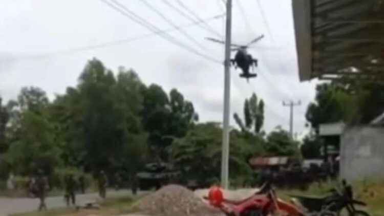 Helikopter milik TNI terbang rendah. Kencangnya angin dari baling-balingnya membuat warung pempek rusak. (Sumber : Instagram/info_kejadianviral)