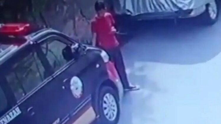 Lampu strobo mobil jenazah dicuri saat parkir di pinggir jalan. (Sumber : Instagram/jktnewss)