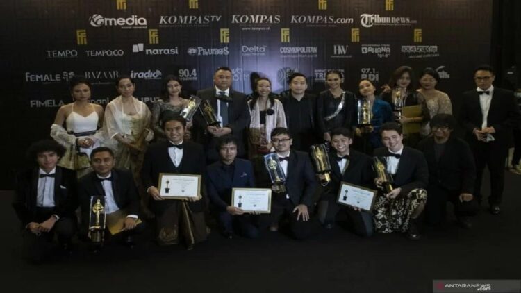 Borong 12 Piala Citra, Film Penyalin Cahaya jadi Film Panjang Terbaik FFI 2021 1 Sutradara Wregas Bhanuteja (ketiga kiri, bawah) dan jajaran produser serta aktor dan aktris film Penyalin Cahaya. ANTARA FOTO/Aditya Pradana Putra/hp.