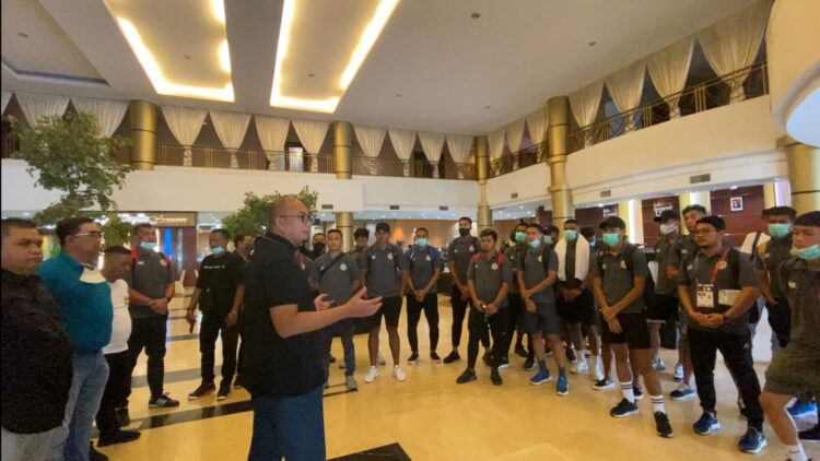 Anggota DPR RI Andre Rosiade memberi motivasi kepada para pemain Semen Padang FC yang akan berlaga sore ini melawan KS Tiga Naga di Pekanbaru. (IST)
