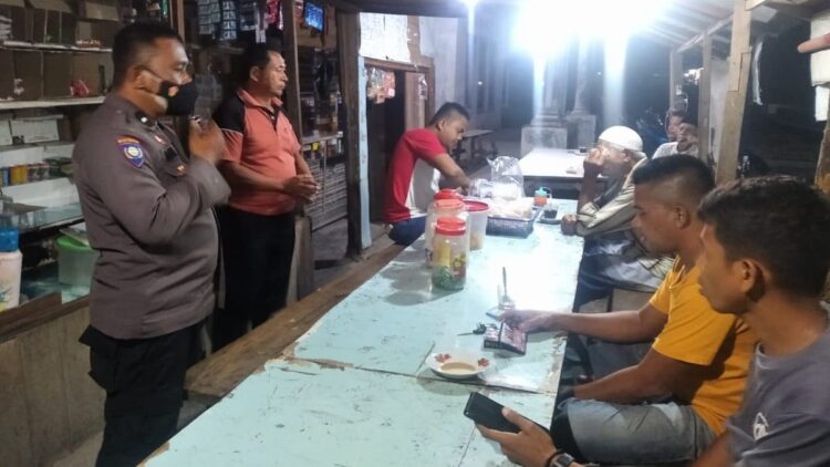 Keren! Polisi di Padang Ini Datangi Rumah Warga untuk Mengajak Vaksin 1 Aipda Maigos ajak warga vaksin.