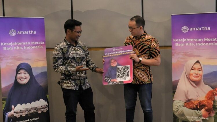 Aria Widyanto, Chief Risk & Sustainability Officer Amartha dan M. Akib selaku Head of Micro Business Amartha wilayah Sumatra usai sharing session dengan media di Sumbar pada Rabu (24/11/2021) di Hotel Santika, Padang.