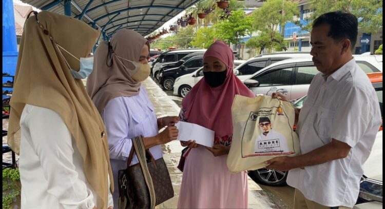 Pengurus Gerindra Sumbar menyerahkan bantuan kepada keluarga M Anif Zulfa yang menderita hidrosefalus di RSUP M Djamil Padang. (IST)