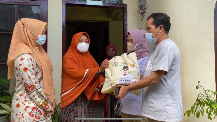 Pengurus DPD Gerindra Sumbar memberikan bantuan dari Andre Rosiade kepada Yuniar, seorang pedagang sambal di Ampang, Kuranji.