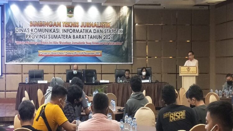 Bimtek jurnalistik Kominfotik Sumbar terkait politik anggaran.