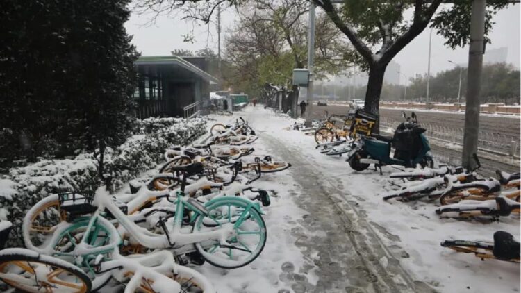 Badai Salju Landa China, Jadwal Perjalanan Kereta Api dan Bus Disetop 1 Sejumlah sepeda bergelimpangan akibat badai salju di depan pintu masuk stasiun subway Nongzhanguan, Beijing, China, Minggu (7/11/2021). (ANTARA/M Irfan Ilmie)
