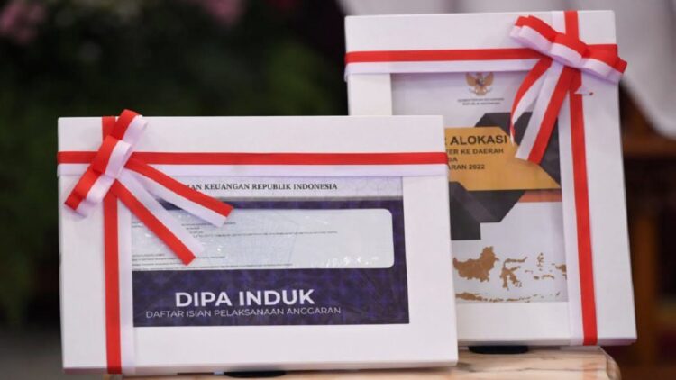 DIPA dan Buku Daftar Alokasi TKDD Tahun 2022 (Foto: BPMI Setpres/Lukas)