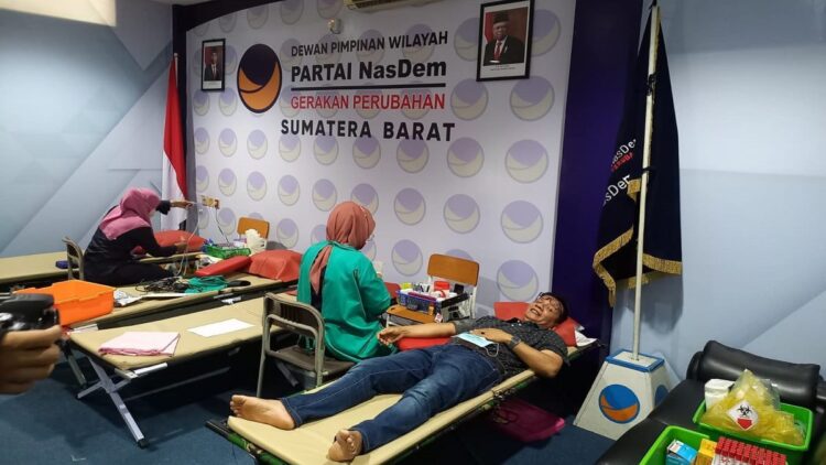 Kegiatan donor darah serangkaian mengisi agenda satu dekade NasDem yang dipusatkan di DPW Partai NasDem, Jalan Jhoni Anwar, Ulakkarang, Padang, Selasa (16/11/2021).