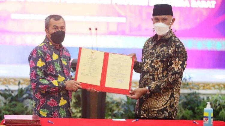 Gubernur Mahyeldi dan Gubernur Riau usai kesepakatan.