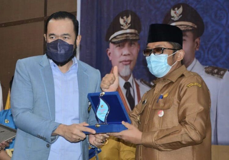 Wako Padang Hendri Septa menerima penghargaan yang diserahkan oleh Ketua DPD KNPI Sumbar Fadly Amran tersebut di Hotel Truntum Padang, Senin (8/11/2021).