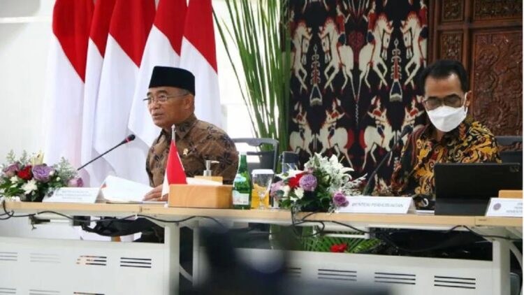 Menteri Koordinator Bidang Pembangunan Manusia dan Kebudayaan (Menko PMK) Muhadjir Effendy saat memimpin rapat koordinasi bersama sejumlah instansi terkait di Jakarta, Selasa (26/10/2021). (ANTARA/HO-Kemenko PMK)