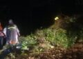 Longsor Landa Agam, Akses dari Silareh Aia Menuju Kecamatan Matur Terganggu 6 Kondisi jalan yang tertimbun longsor di Jorong Koto Alam, Nagari Salareh Aia, Kecamatan Palembayan, Selasa (2/11). (Antara/Dok BPBD Agam)