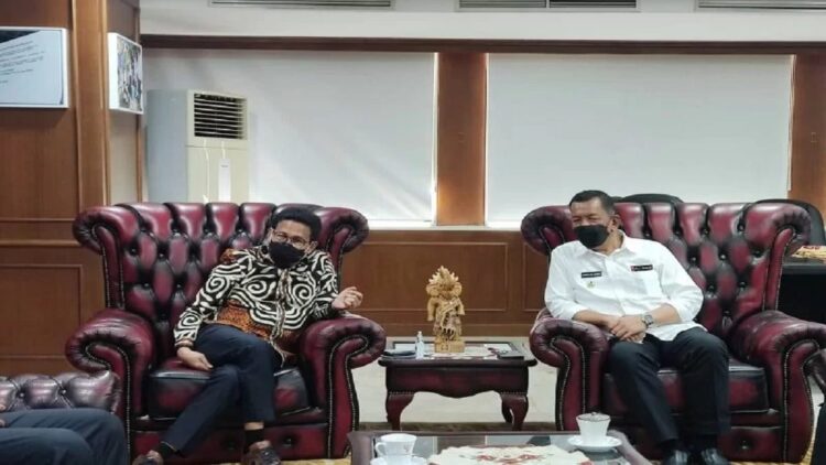 Mendes PDTT Tetapkan Kabupaten Pessel jadi Lokasi Acara Puncak Peringatan HBT ke-71 1 Mendes PDTT A. Halim Iskandar (kiri) berbincang dengan Bupati Kabupaten Pesisir Selatan Rusma Yul Anwar di Kementerian Desa, Senin (29/11). (Antara/Teddy Setiawan)