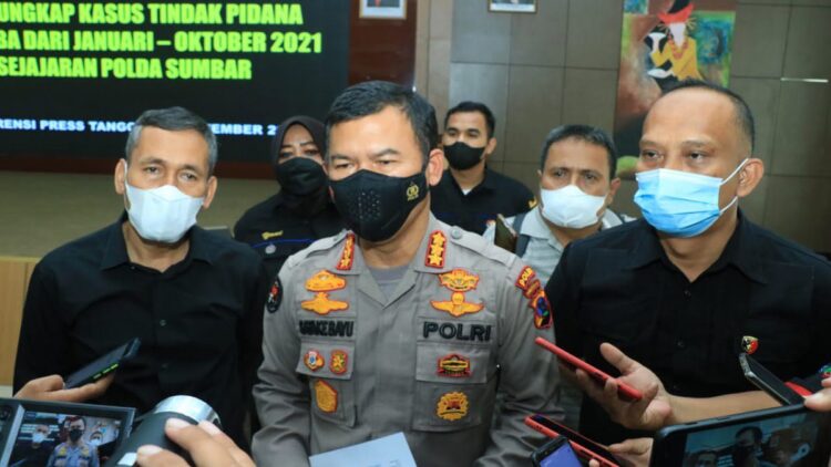 Kabid Humas Polda Sumbar saat diwawancarai wartawan.