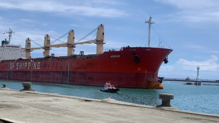 Kapal Ammar baru-baru ini sandar di Pelabuhan Teluk Bayur Padang untuk memuat klinker PT Semen Padang tujuan ke negara Bangladesh.