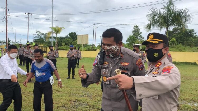 Kapolres Mentawai Lempar Kasat Lantas Pakai Kue, Ada Apa? 1 Kapolres Mentawai beri kejutan untuk anggotanya yang berulang tahun.