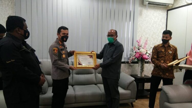 Kapolresta Padang dapat penghargaan dari Ketua DPRD Sumbar.