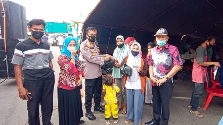 Kapolsek Luki AKP Lija Nesmon memberikan sembako kepada warga yang sadar vaksin.