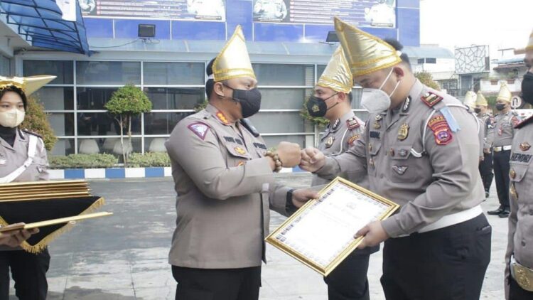 Kasat Lantas Iptu Riwal Maulidinata menerima penghargaan dari Dirlantas Polda Sumbar.